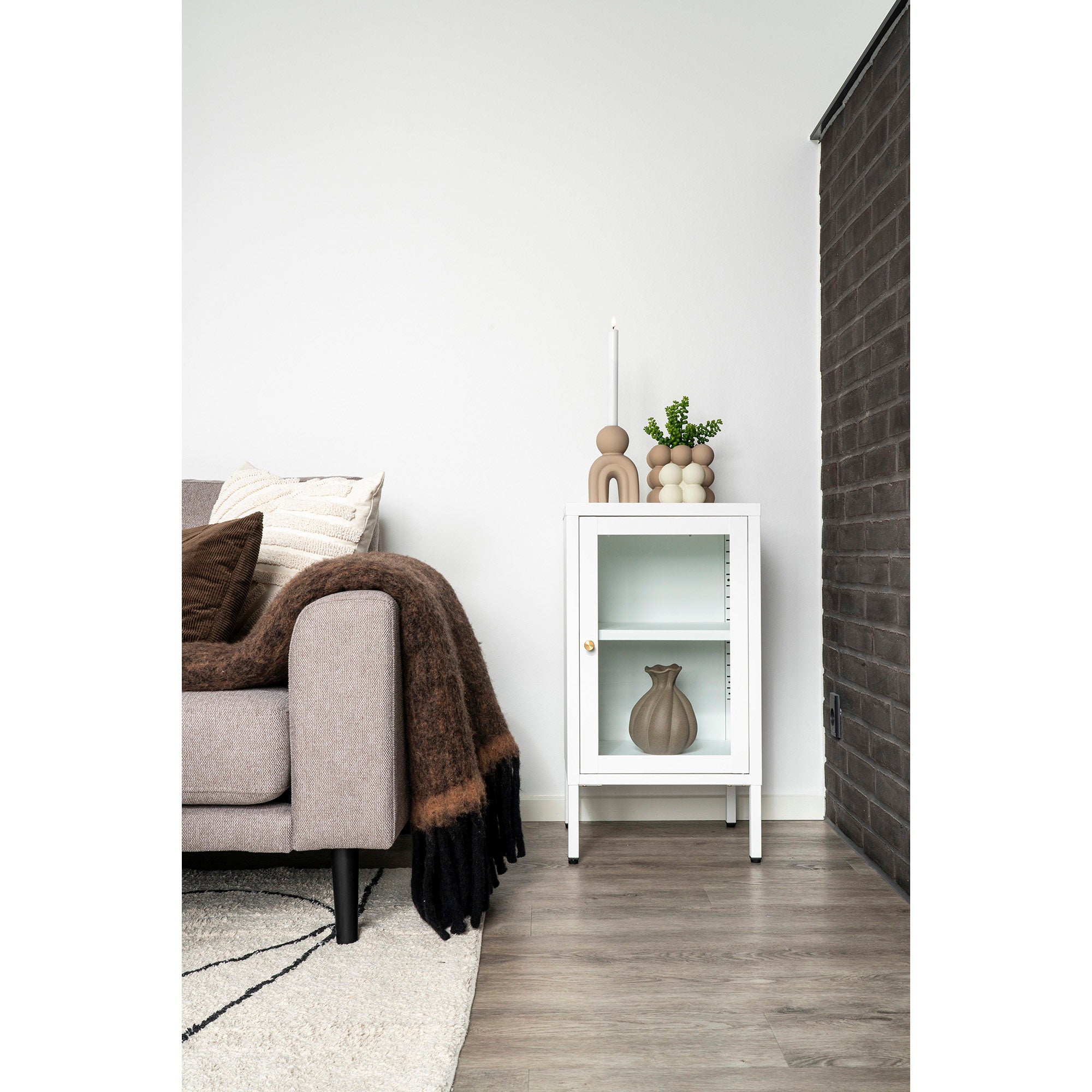 Bougeoir grès figurine arche sable sur meuble vitrine blanc salon canapé gris ambiance cosy