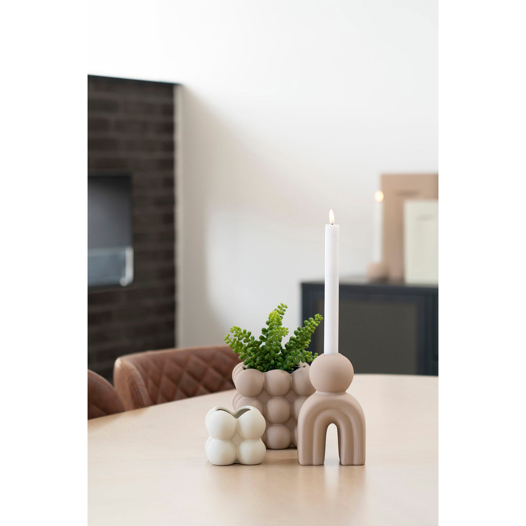Bougeoir grès figurine arche sable bougie allumée table bois clair avec vase bulles décoration