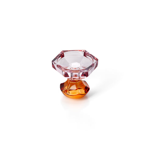 Bougeoir en verre recyclé à coupe facettée rose et socle ambre 9 cm en situation