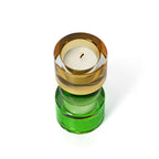 Bougeoir en verre recyclé à sphère rose et socle vert 12 cm en situation