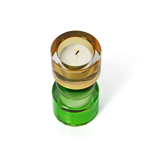 Bougeoir en verre recyclé à sphère rose et socle vert 12 cm en situation