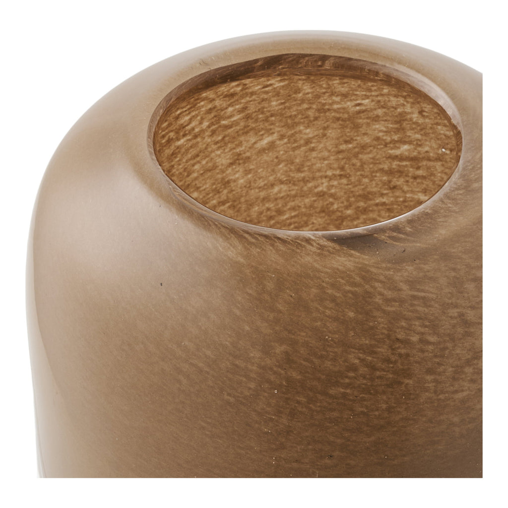 Gros plan logement bougeoir verre soufflé bouche brun taupe texture interne dorée