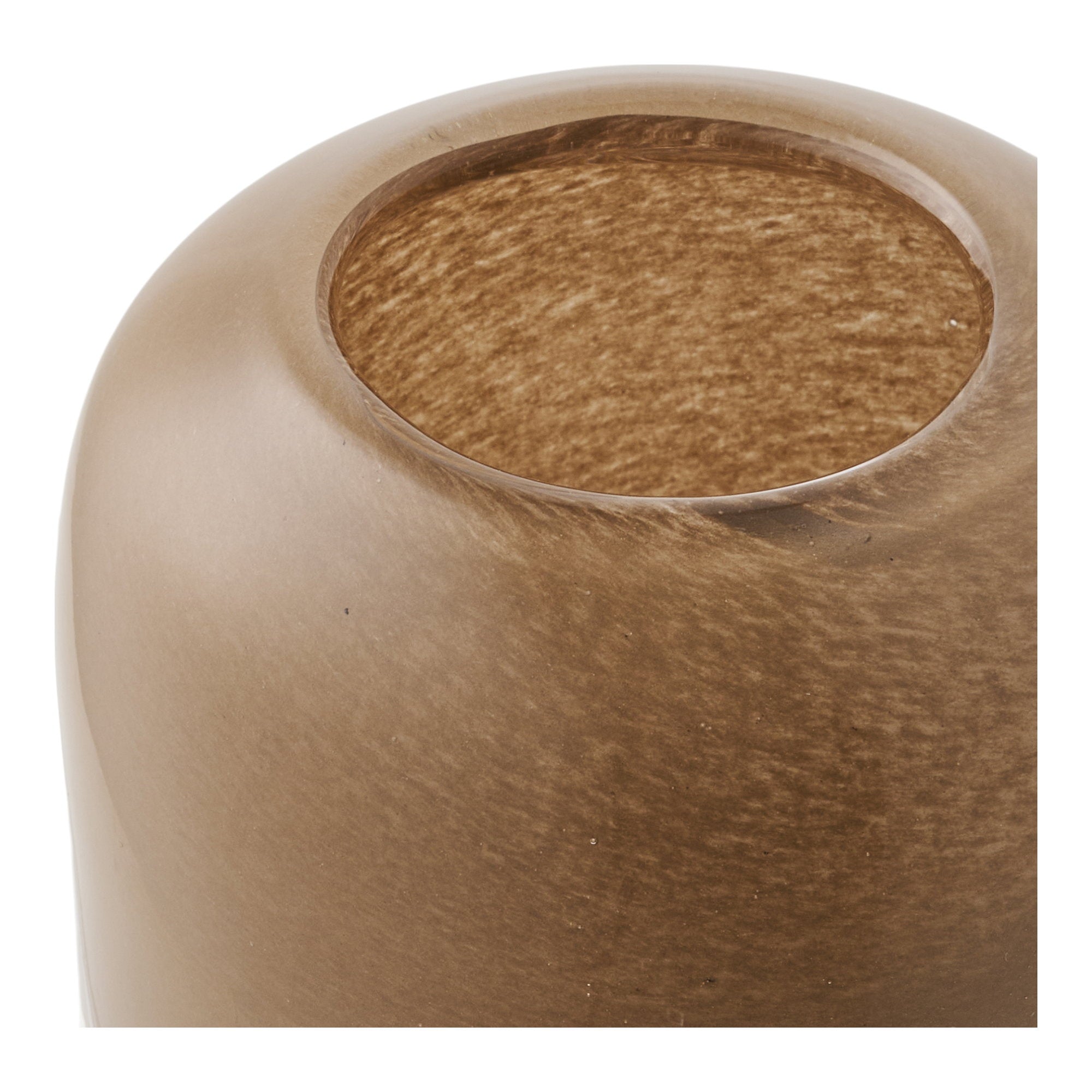 Gros plan logement bougeoir verre soufflé bouche brun taupe texture interne dorée