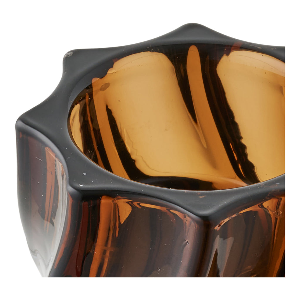 Gros plan intérieur verre torsadé brun fumé ambre profond reflets lumineux