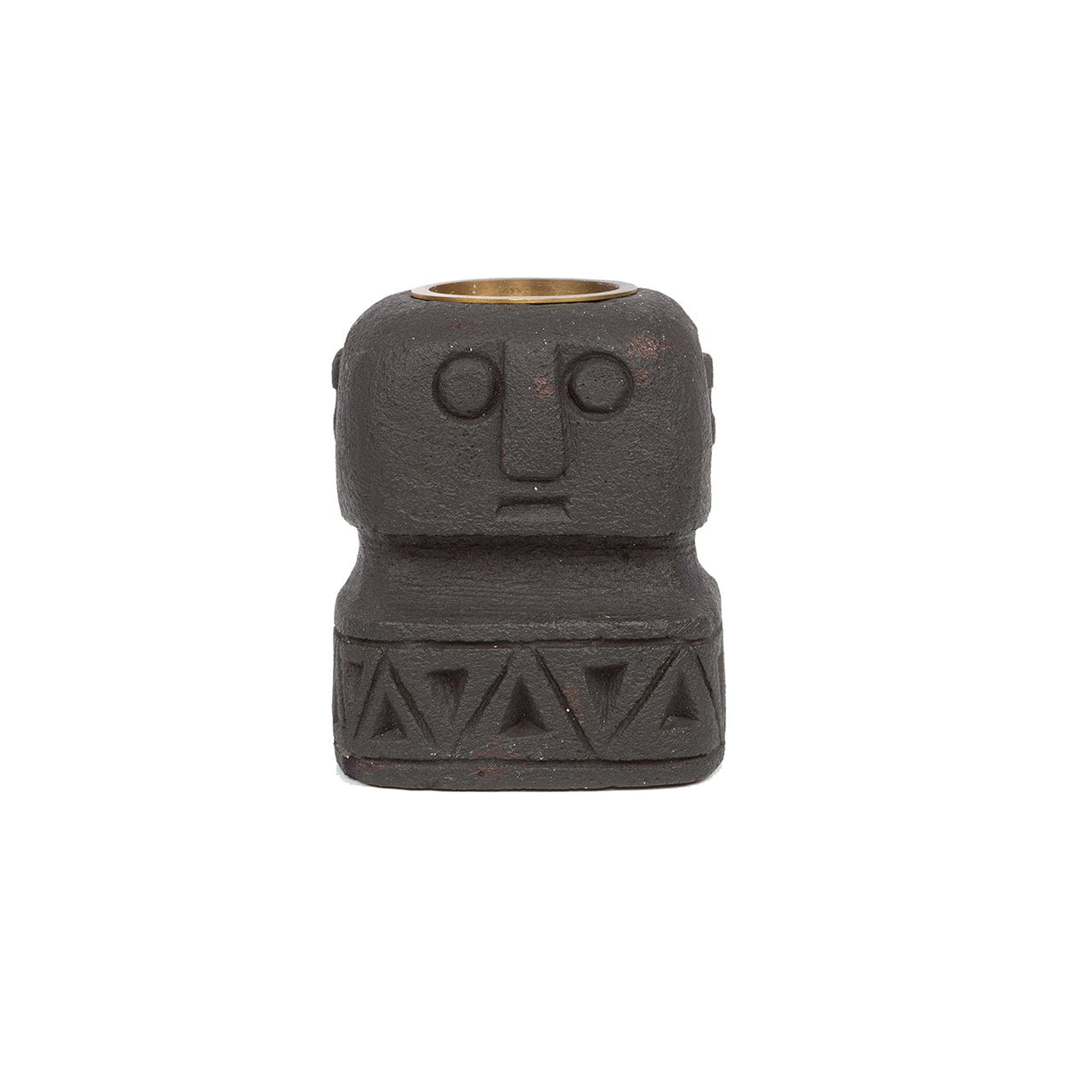 Bougeoir visage en pierre noire vu de face avec son godet en laiton et sa frise de triangles gravée