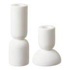Grand et petit bougeoirs chandelle en calcaire blanc aux formes arrondies vus de face