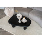 Vue de dessus des deux bougeoirs en ciment blanc et de leurs bougies sur une table basse noire