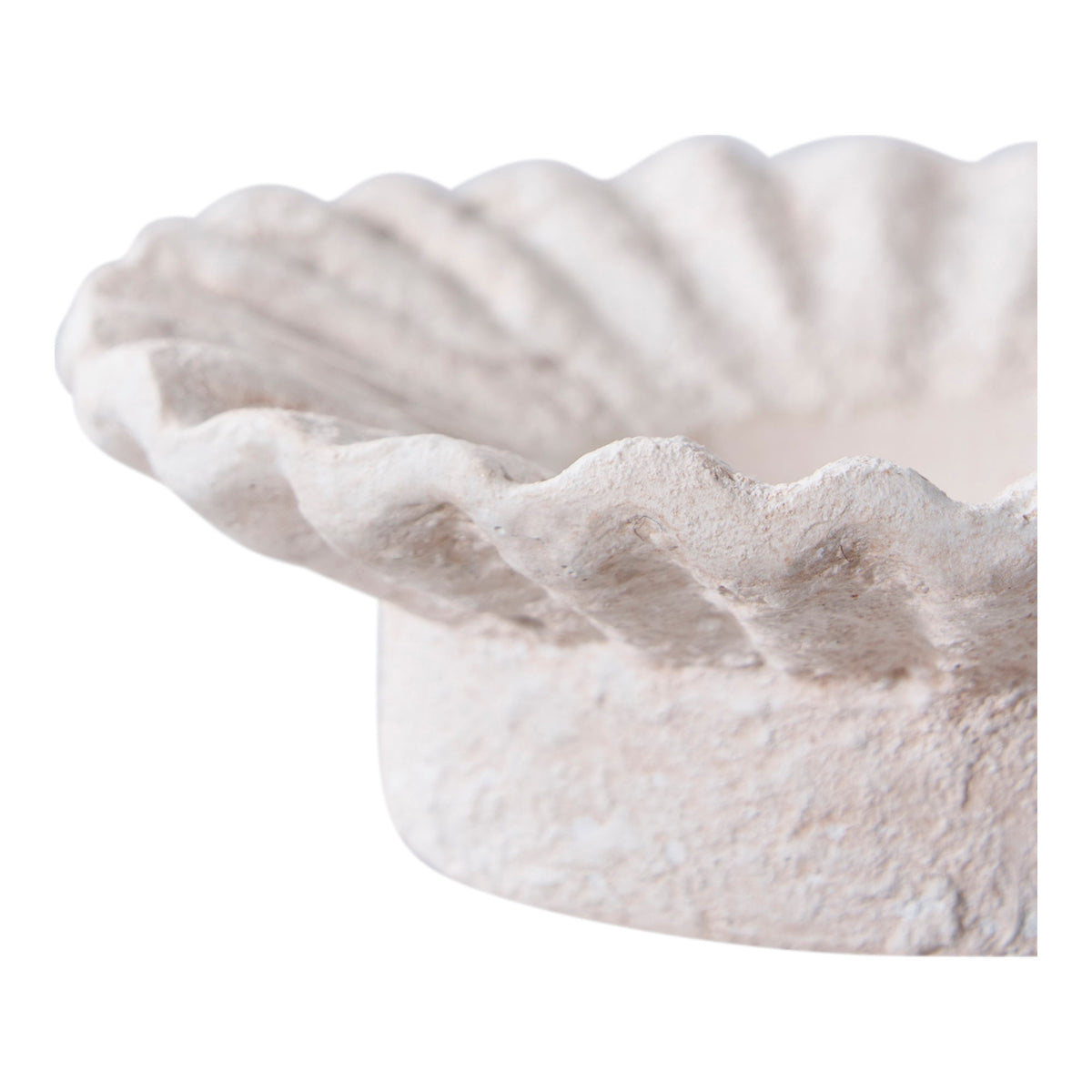 Détail du bord festonné et du pied du petit bougeoir en ciment blanc