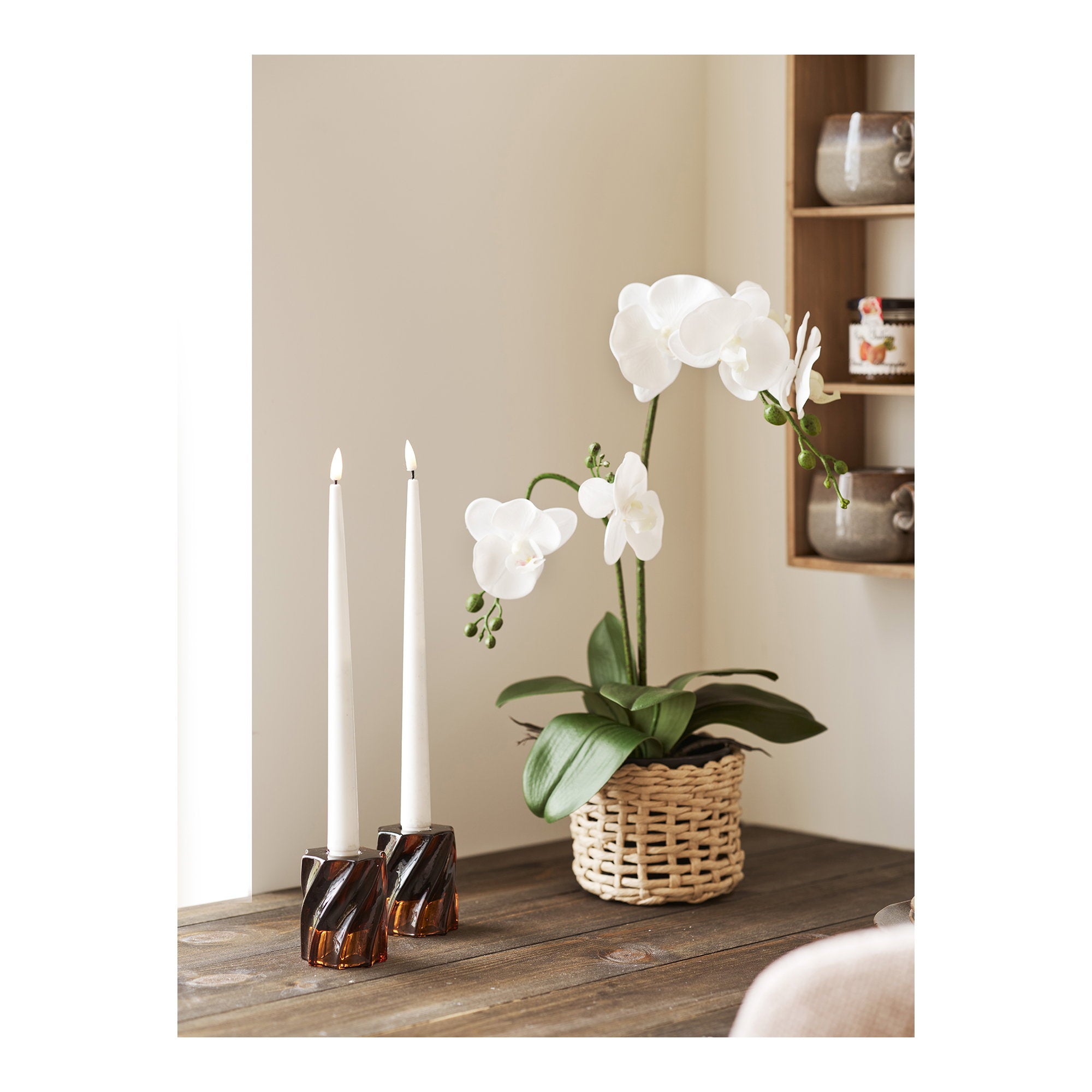 Set 2 bougeoirs torsadés brun fumé table bois bougies chandelles orchidée décoration