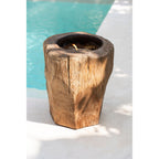 Bougie coulée dans un ancien pot de bois 38 cm en situation