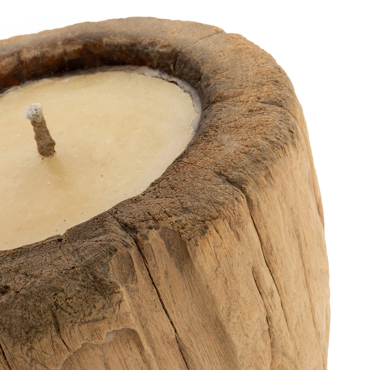 Gros plan de la cire et de la mèche dans le rebord usé du pot en bois