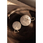 Boule décorative Bubble en coquillages blancs 12 cm en situation