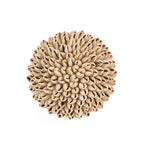 Boule décorative Oluolu en cauris 11 cm en situation