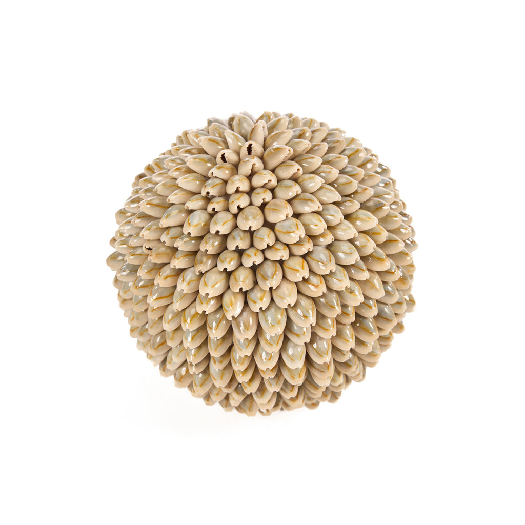 Boule décorative Oluolu en cauris 13 cm en situation
