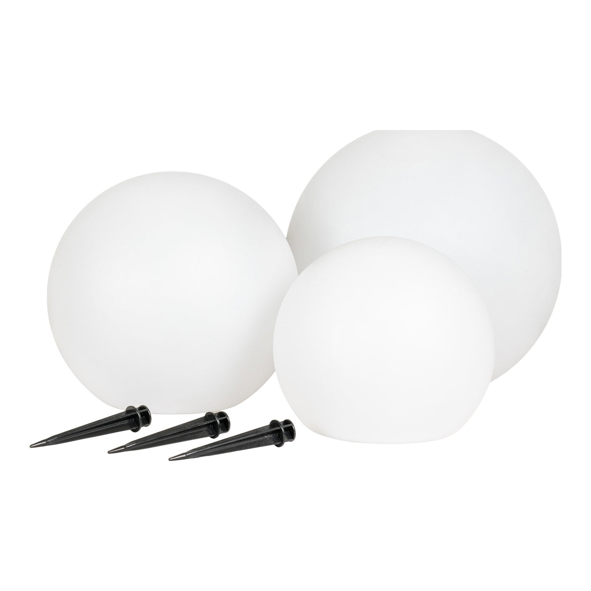 Les trois boules solaires Lifton blanches de tailles différentes avec leurs trois piquets