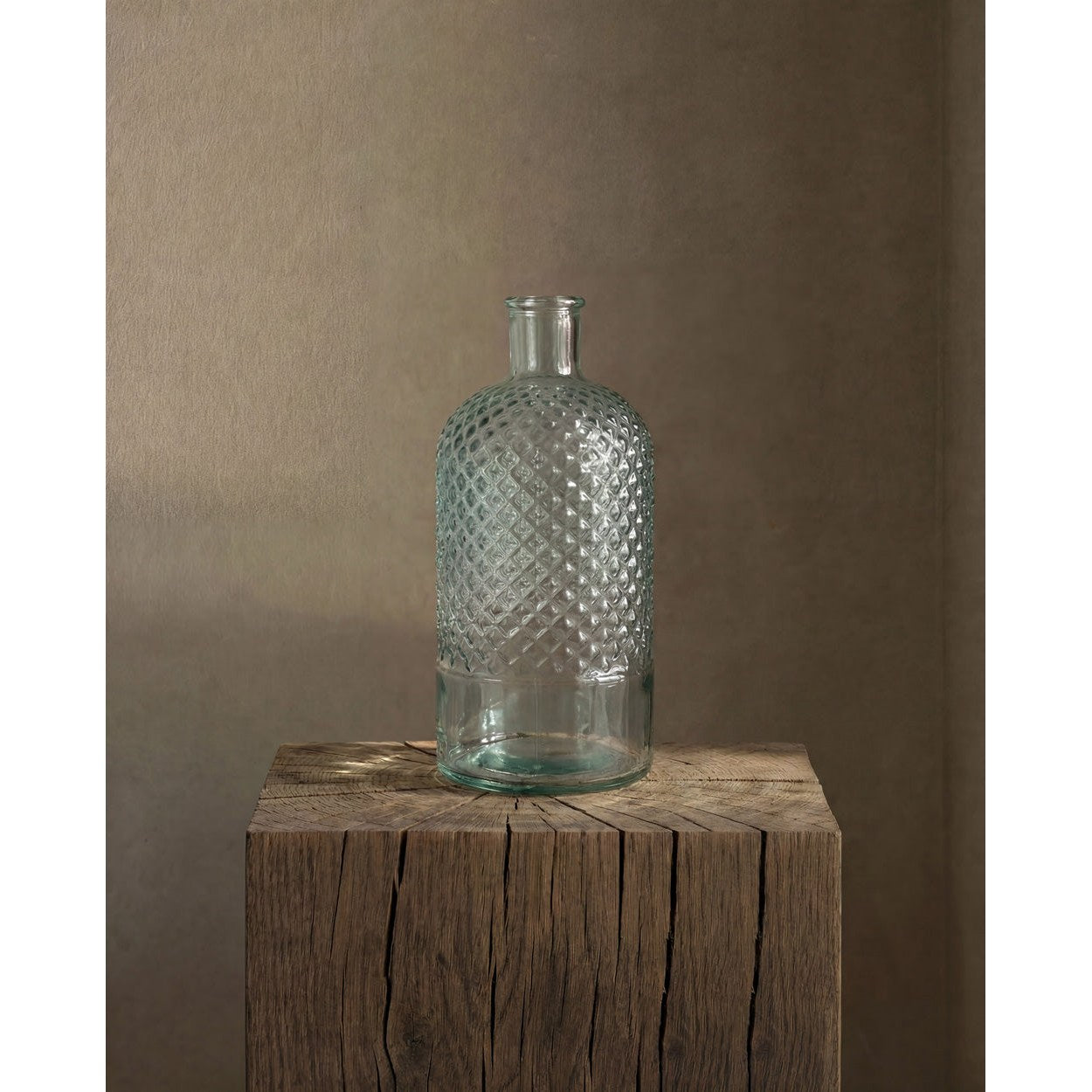 Bouteille décorative à pointes de diamant en verre recyclé 28 cm en situation