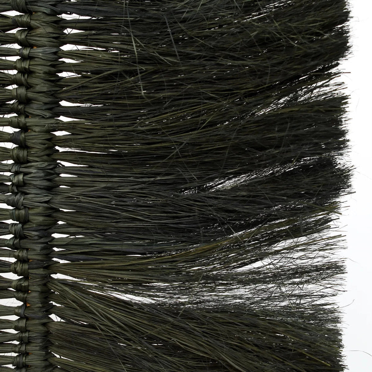 Détail des fibres libres de la palme en raphia noir partant de la nervure nouée