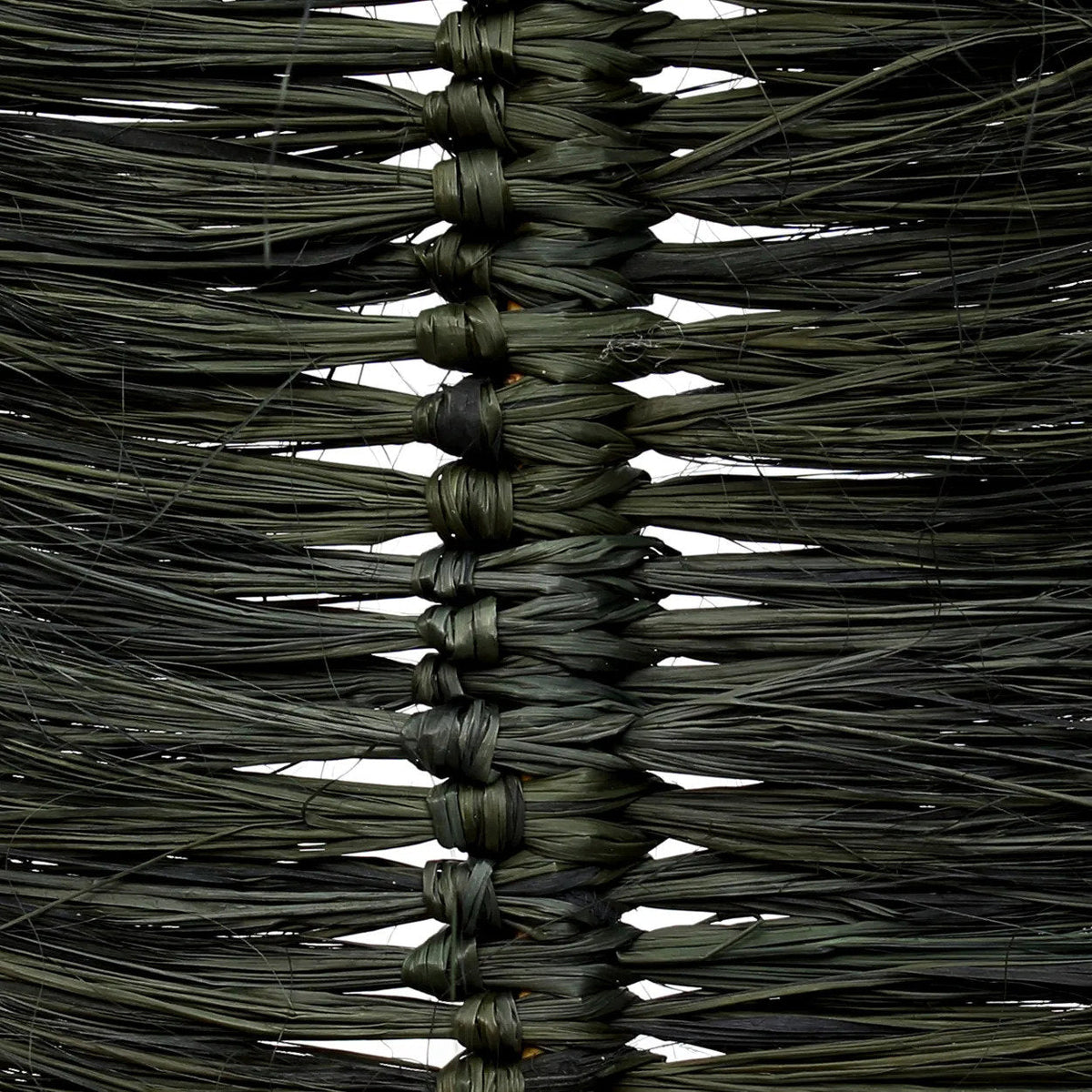 Détail de la nervure centrale nouée de la palme en raphia noir