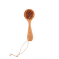 Brosse à récurer Toto en teck naturel vue de dessus avec sa tête ronde en fibres de coco et sa cordelette de jute