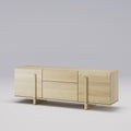 Buffet Brutalist de 185 cm en chêne naturel vu de trois quarts sur fond clair