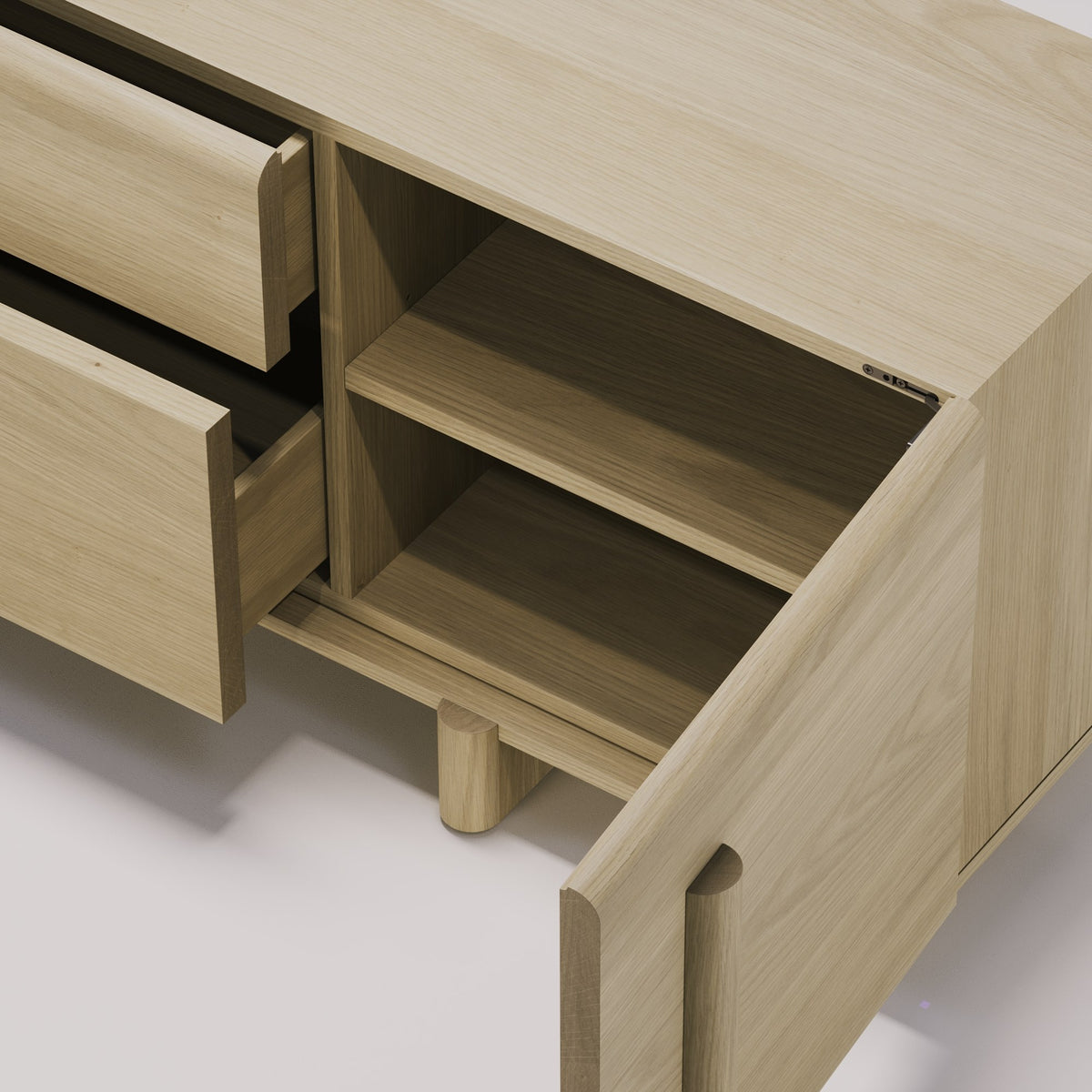 Buffet Brutalist en chêne naturel ouvert sur une étagère et ses tiroirs sortis