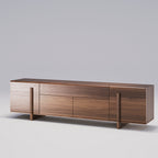 Buffet Brutalist de 240 cm en noyer vu de trois quarts sur fond clair
