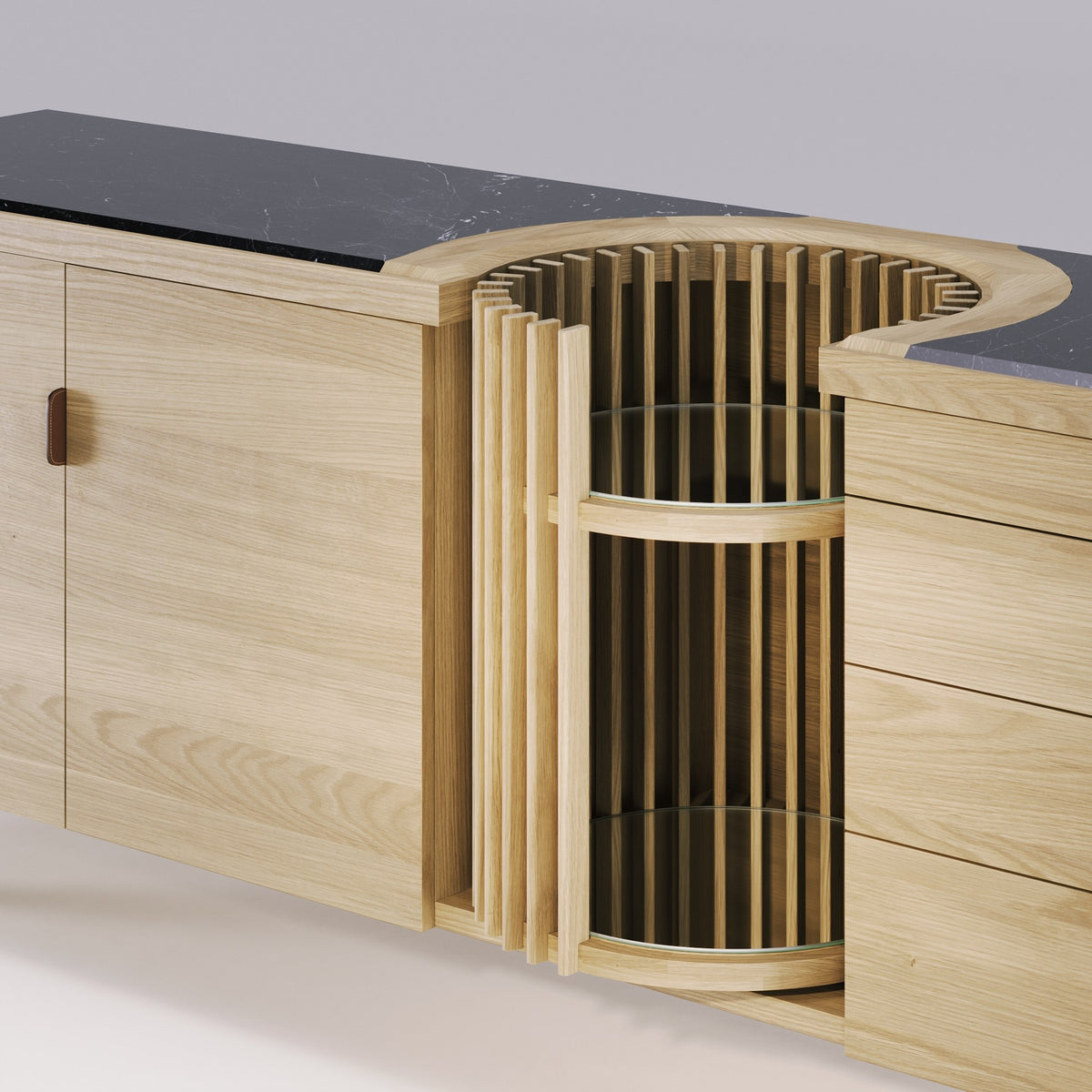 Tambour à lattes du buffet Carousel en chêne naturel, ouvert sur ses tablettes rondes