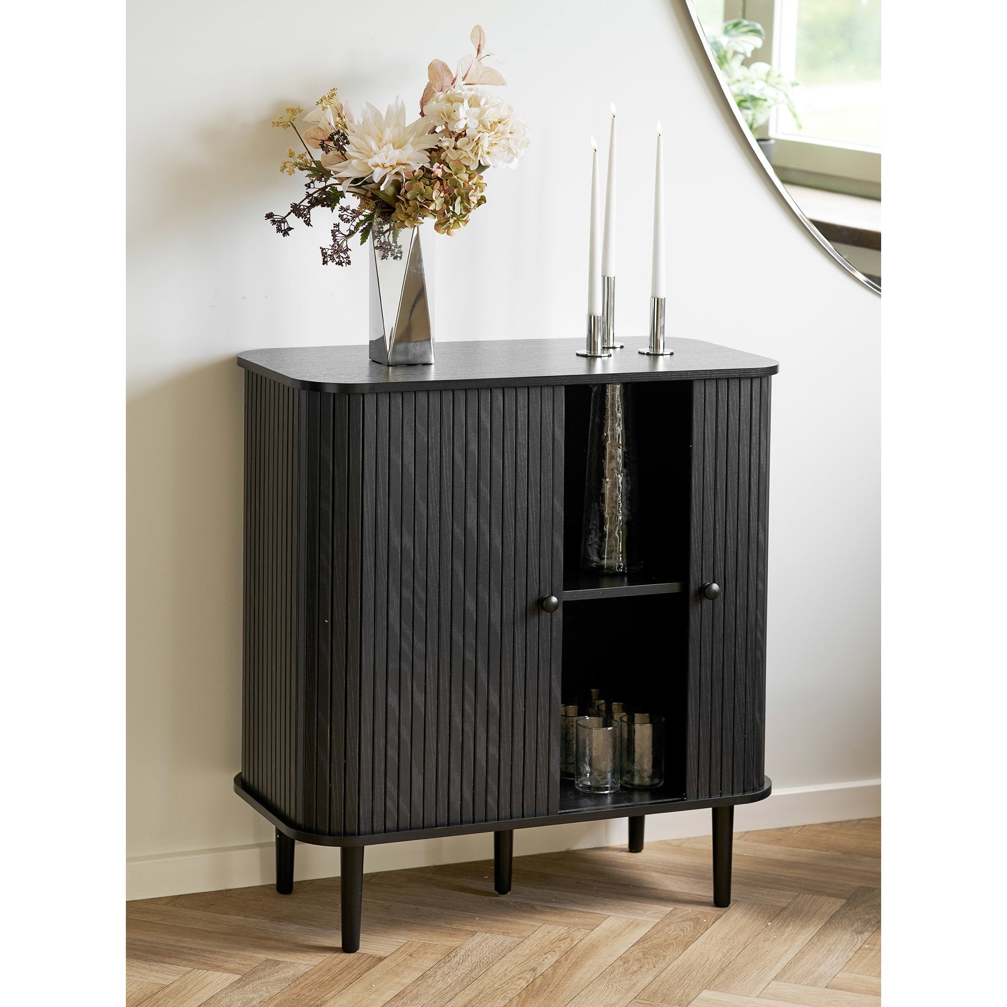 Buffet Nikko noir cannelé 2 portes 87 cm en situation