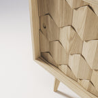 Détail des écailles hexagonales du buffet Scarpa en chêne
