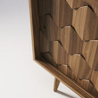 Détail des écailles hexagonales du buffet Scarpa en noyer