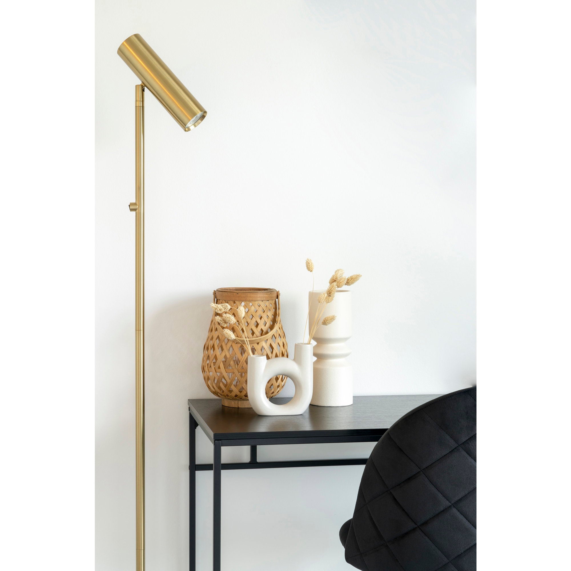 Bureau Vita noir lampadaire laiton chaise velours taupe plante tropicale ambiance living