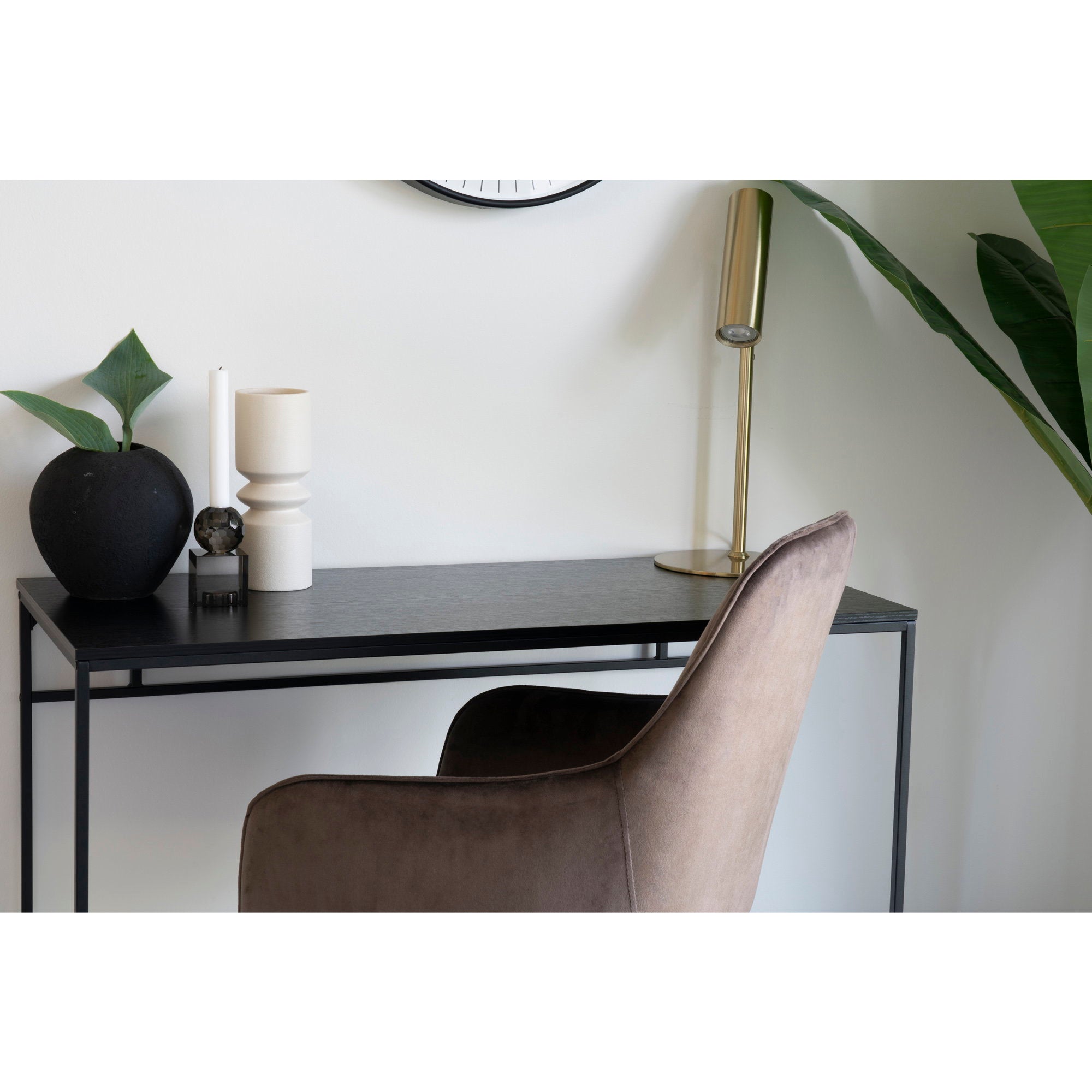 Détail plateau noir bureau Vita lampe laiton objets déco style contemporain dark