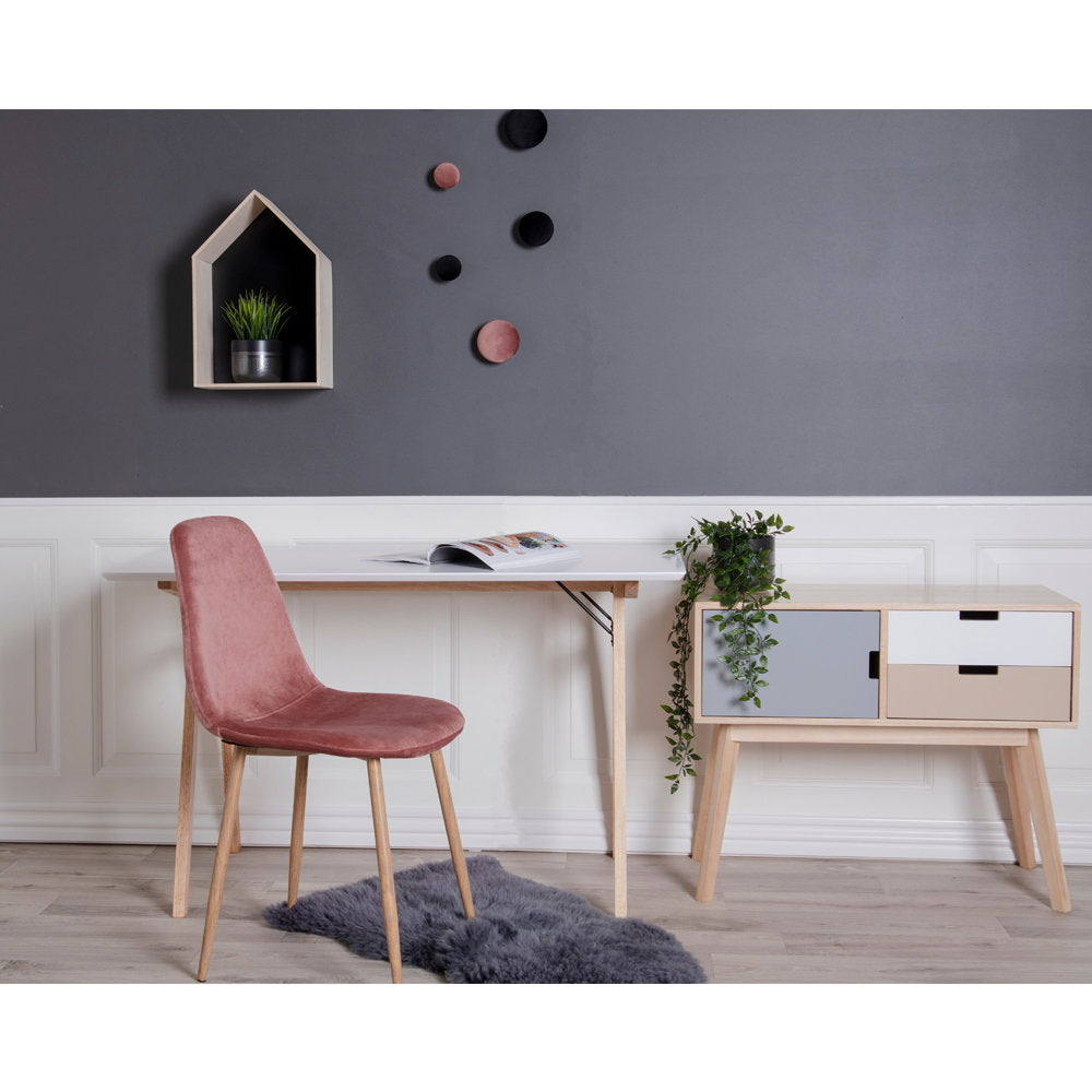 Bureau Vojens blanc pieds bois naturel mise en scène chaise velours rose meuble Scandinave