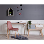 Bureau Vojens blanc pieds bois naturel mise en scène chaise velours rose meuble Scandinave