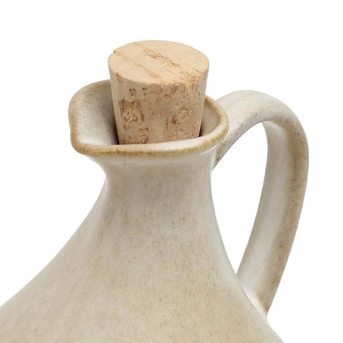 Détail du col de la burette à huile en grès émaillé crème avec son bec pincé son bouchon en liège et son anse