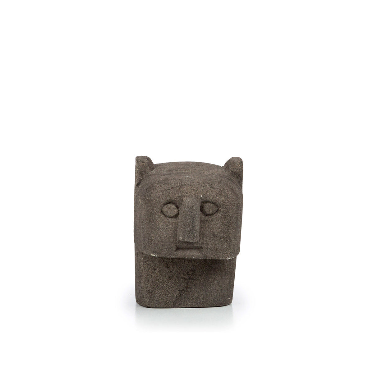 Buste Sumba à oreilles en grès gris vu de face avec ses yeux en amande et son nez droit en relief