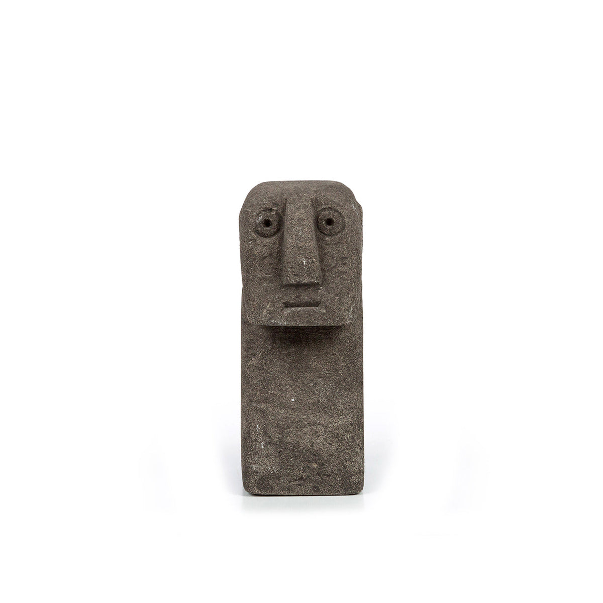 Buste Sumba élancé en grès gris vu de face avec ses yeux ronds percés et son long nez