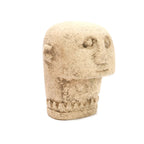 Buste Sumba en grès patiné vu de trois quarts avec son oreille sculptée et sa base plate
