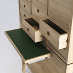 Tablette coulissante gainée de cuir du cabinet Contador en chêne
