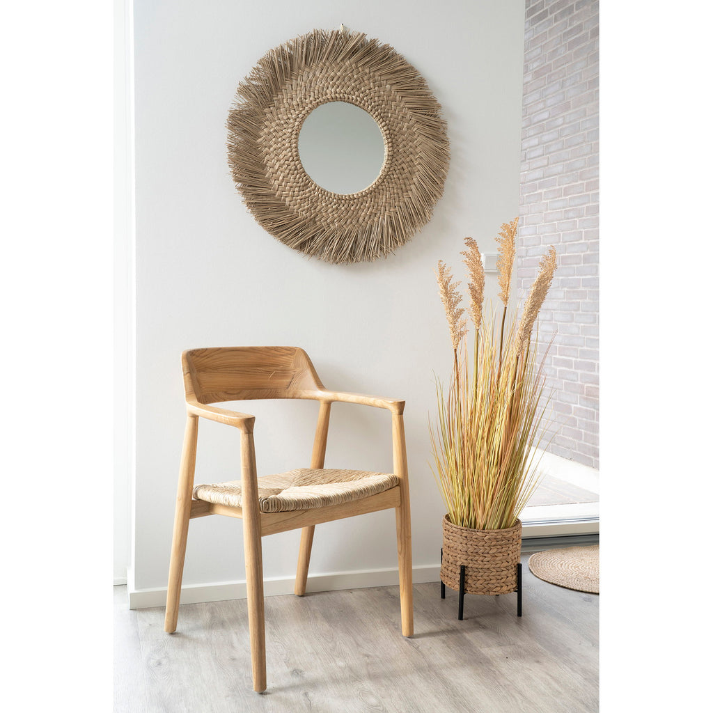 Cache-pot Antas tressé naturel dans salon bohème avec miroir rotin et chaise bois