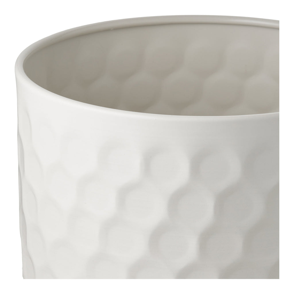 Détail texture hexagonale nid abeille relief cache-pot acier blanc intérieur