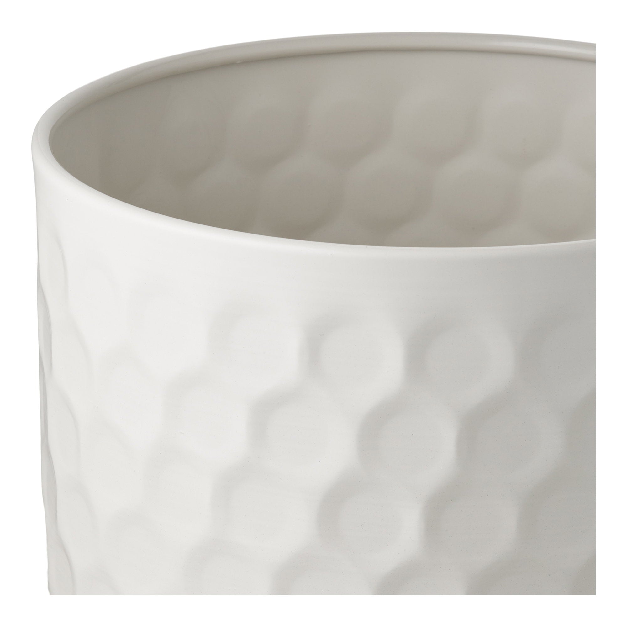 Détail texture hexagonale nid abeille relief cache-pot acier blanc intérieur