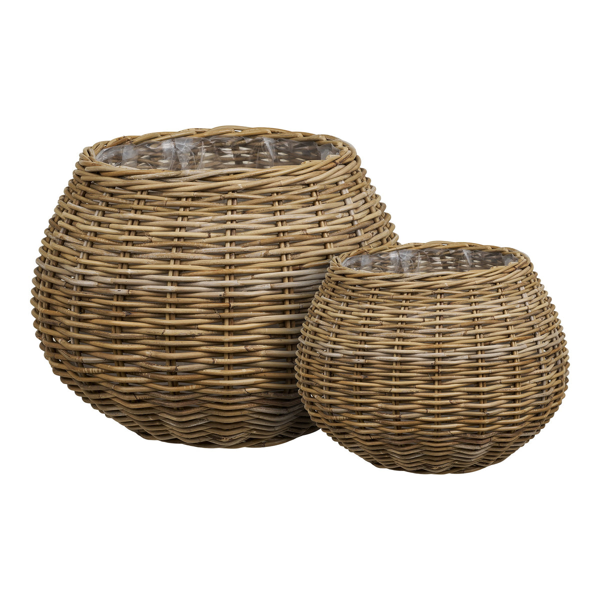 Les deux cache-pots boule Melaka en rotin kubu naturel côte à côte sur fond blanc avec leur doublure plastique