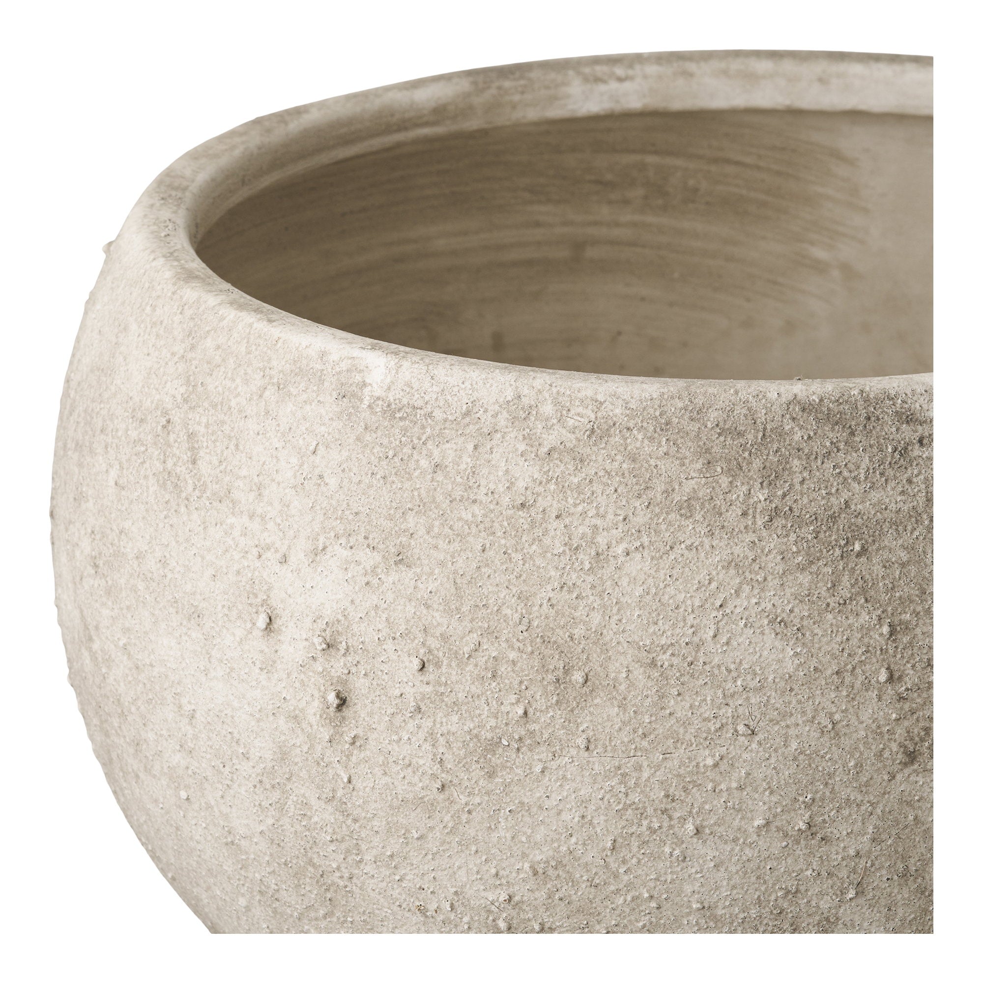 Détail texture granuleuse effet pierre cache-pot céramique grès gris sable