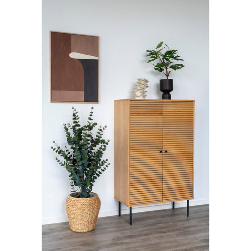 Cache-pot céramique noir mat posé sur buffet bois chêne salon décoration intérieure