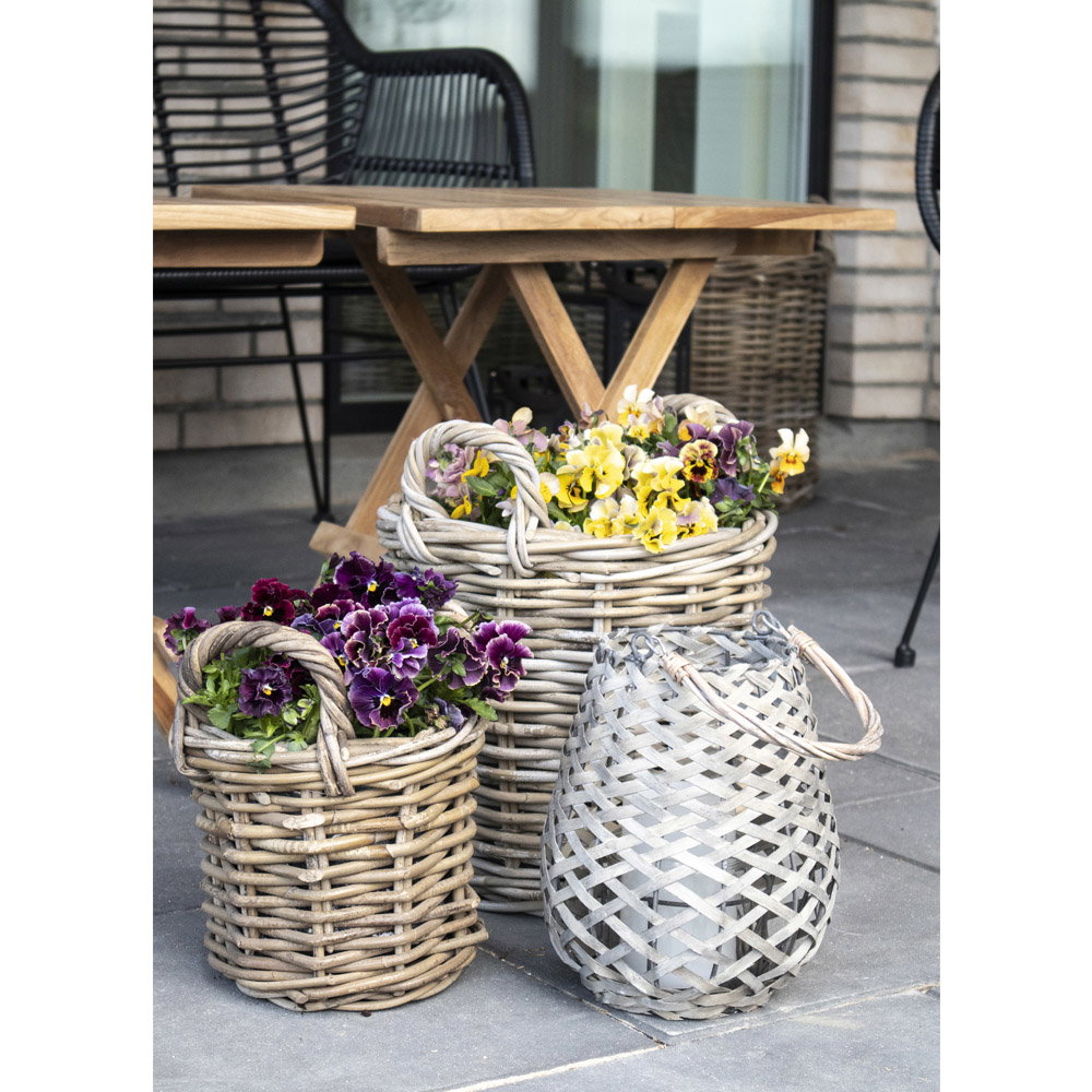 Cache-pots Caor rotin kubu avec pensées jaunes et violettes vue rapprochée terrasse