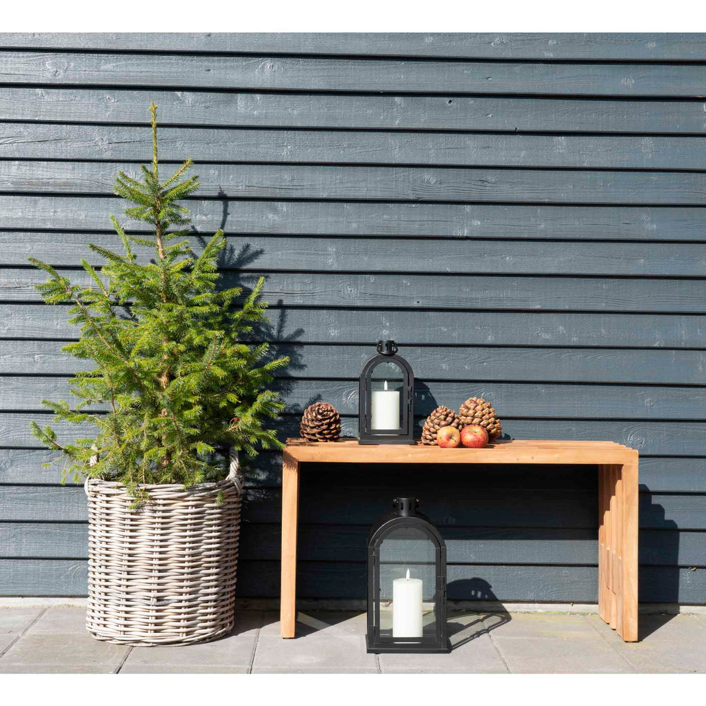 Grand cache-pot Caor kubu sapin de Noël ambiance hivernale extérieure banc bois lanternes
