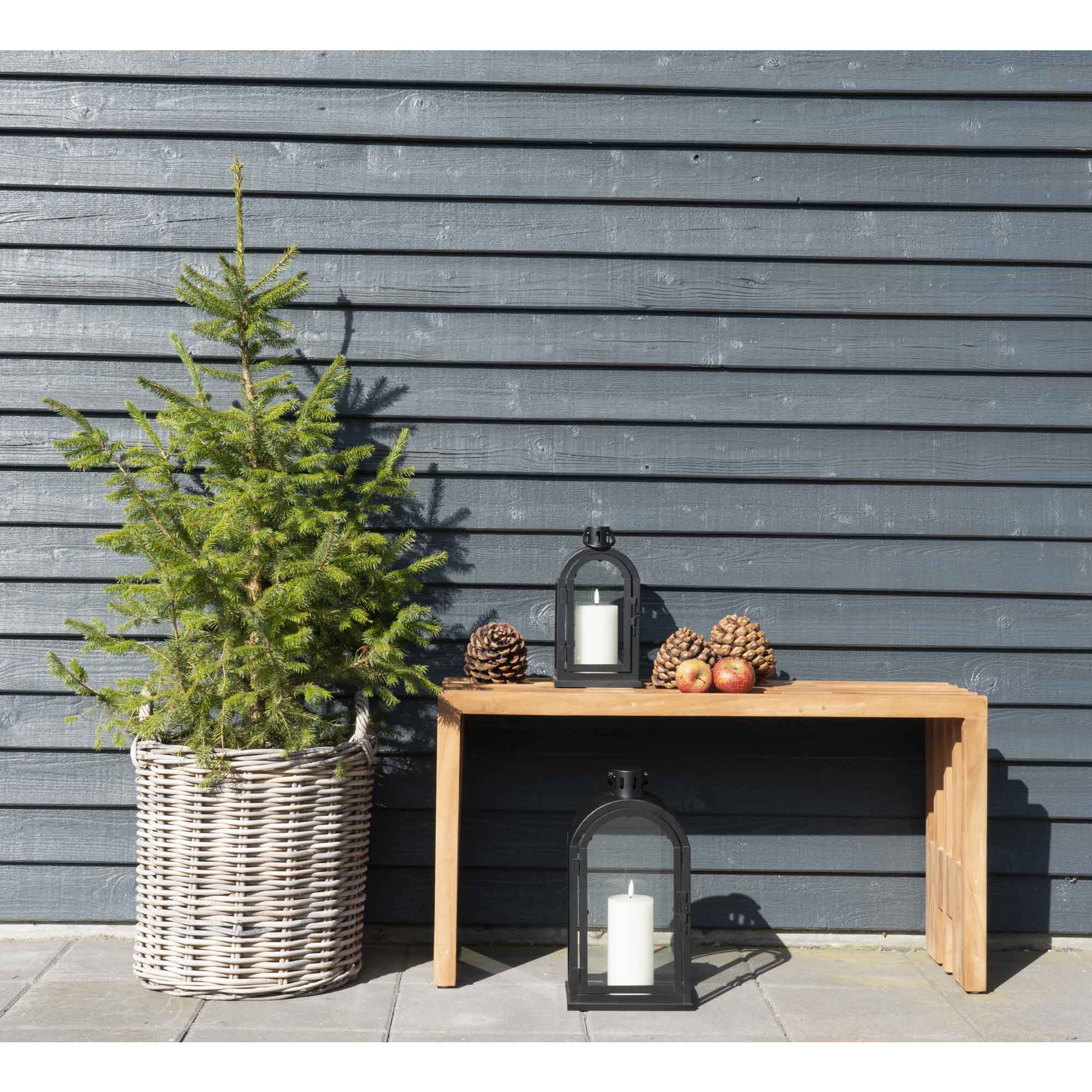 Grand cache-pot Caor kubu sapin de Noël ambiance hivernale extérieure banc bois lanternes
