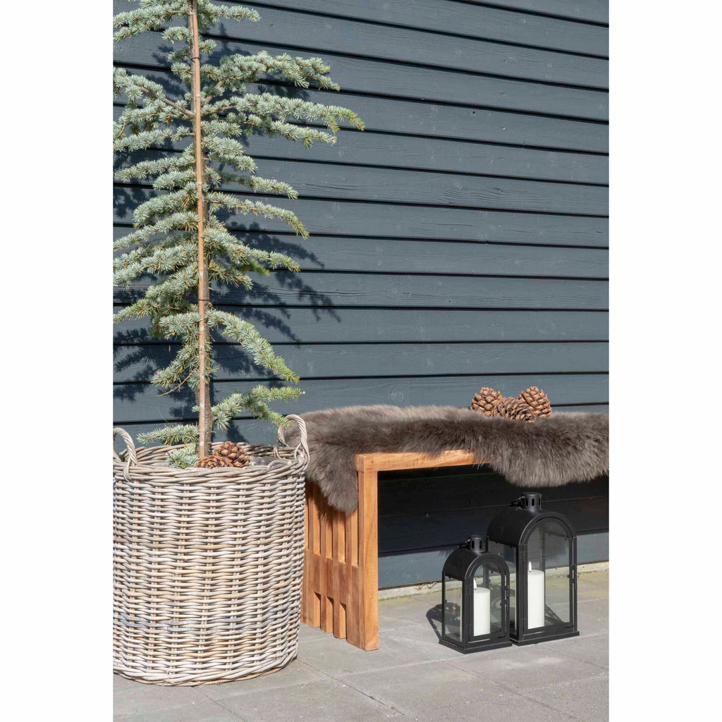 Grand cache-pot Indo rotin kubu sapin ambiance extérieure hivernale avec banc bois