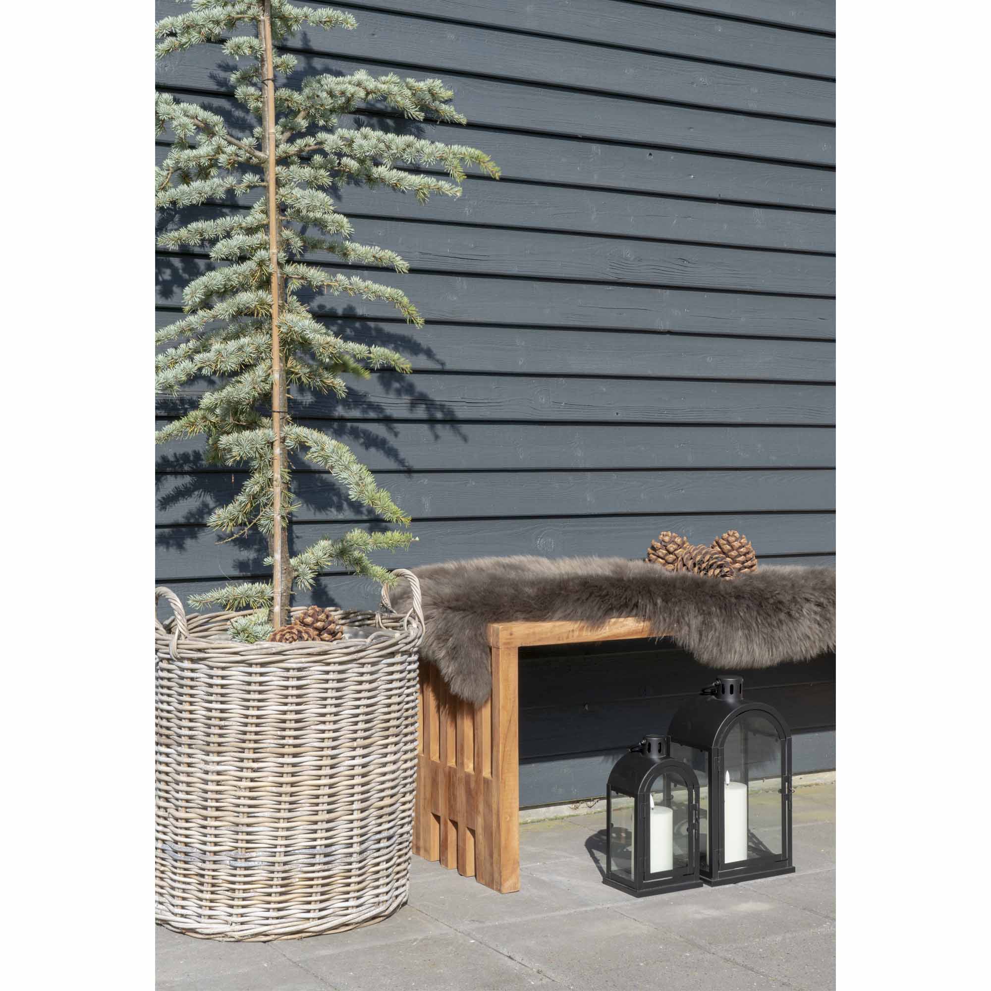 Grand cache-pot Indo rotin kubu sapin ambiance extérieure hivernale avec banc bois